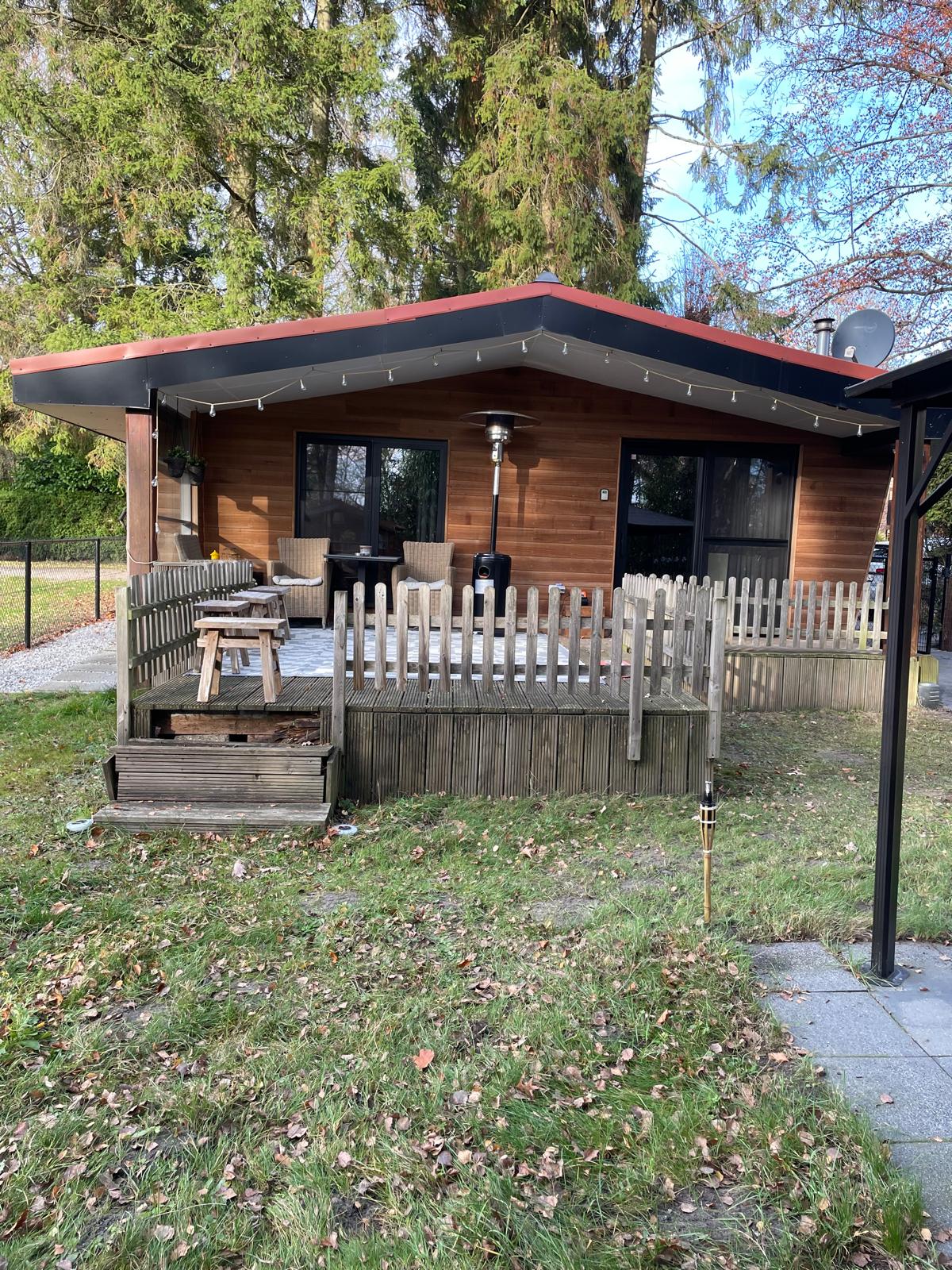 het terras met uitkijk op de ligweide van het buiten zwembad